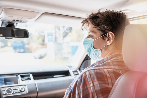 戴医用口罩的男子开车旅行图片下载