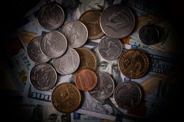 以100美元为背景的美国硬币图片下载