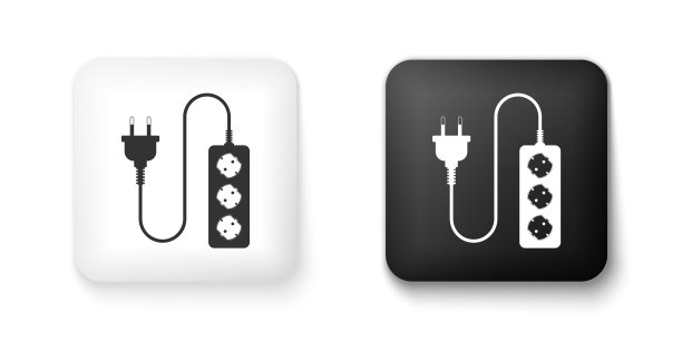 黑白电力延长线图标隔离在白色背景。电源插头插座。方形按钮。向量图片下载