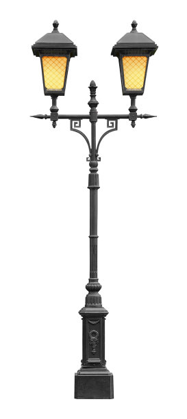 老式灯柱上亮着灯，孤立在白色背景上图片下载