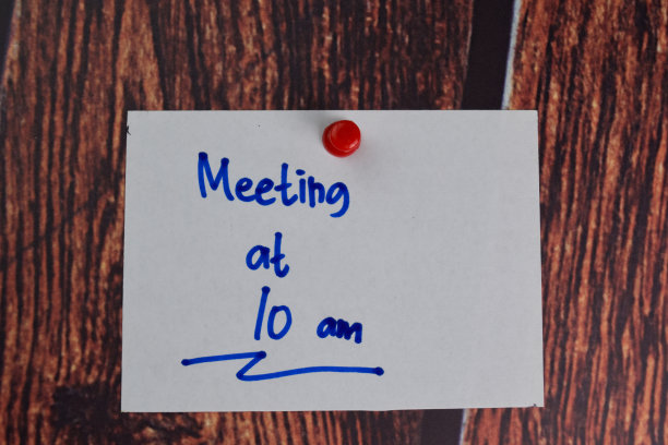 上午10点开会，在办公桌旁的便利贴上写着什么。图片下载