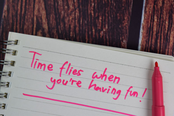 当你玩得开心时，时间过得很快!单独在办公桌上写一本书。图片下载