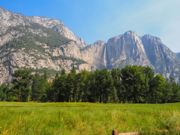 在优胜美地国家公园的山和草原，在美国加利福尼亚州的国家公园图片下载