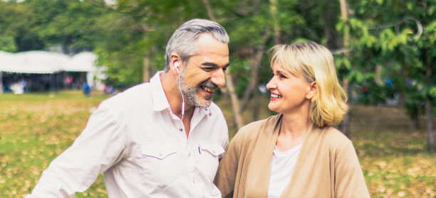 可爱的老人，幸福的夫妇男女在浪漫的时刻大笑。温暖的婚姻和爱人的纽带和关系。夫妻恩爱。退休人士照片概念图片下载