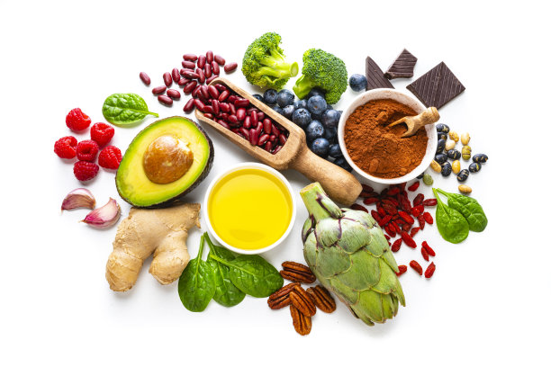 白色背景上拍摄的富含抗氧化剂的素食食物组。俯视图图片下载
