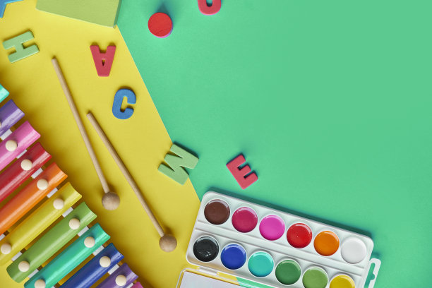 学校用品、文具空间配标题。回到学校的概念。学校、教育、学习的理念。对孩子的创造力。俯视图彩色背景。平躺图片下载
