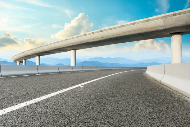 柏油路和高架桥有山。图片下载
