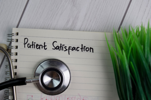 痛苦满足文字写在一本书上孤立在办公桌上。医疗保健/医学概念图片下载