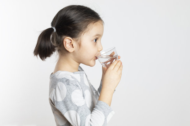 女孩的饮用水图片下载
