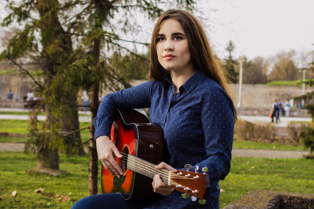 年轻女孩弹吉他图片下载