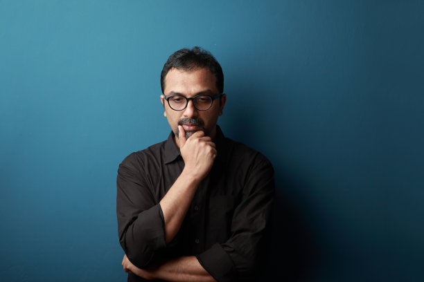 一个有思想的印度人的肖像图片下载