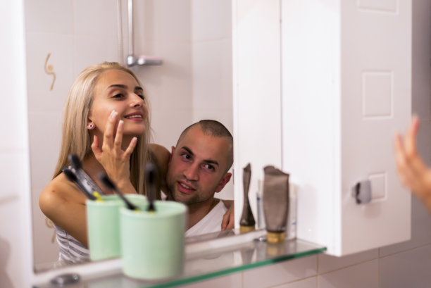 一对夫妇早上一起上厕所图片下载