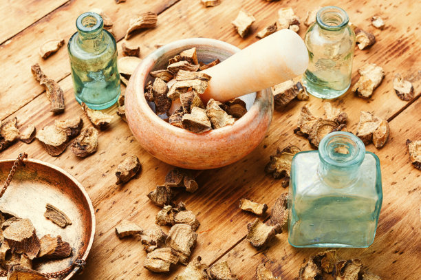 木桌上的菊属药用根素材图片