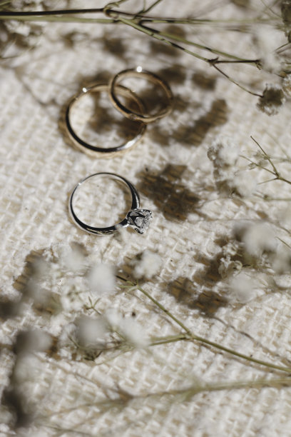 订婚戒指和结婚戒指图片下载