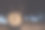旧的，复古的，古董闹钟在木制桌子上的圣诞花环的背景。图片下载