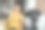 年轻美丽的女人录制化妆教程分享在社交媒体上图片下载