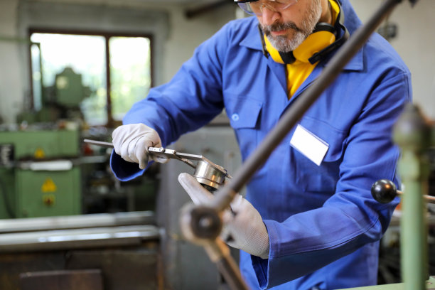 人操作车床磨床图片下载