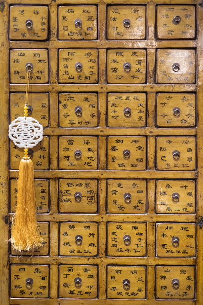 五斗橱由许多方形木五斗橱组成，上面刻有日文图片下载