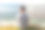 一个平静的年轻人在海滩享受一个安静的自我时光。图片下载