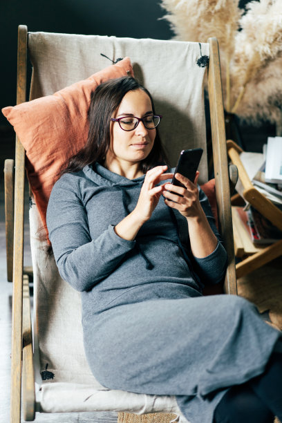 这个女孩正在电话上输入一条信息。图片下载