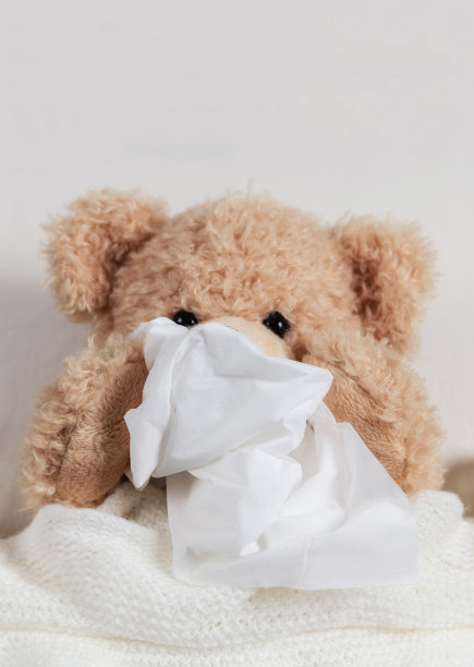 感冒、流感或过敏。可爱的泰迪在床上打喷嚏图片下载