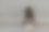 年轻的女孩垂着头坐在地上图片下载