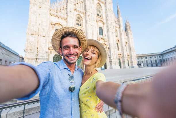 快乐的夫妇参观米兰中心图片下载