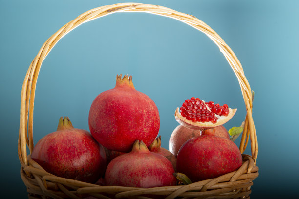 柳条筐里的多个红色石榴。工作室微距拍摄。高品质和高分辨率。图片下载