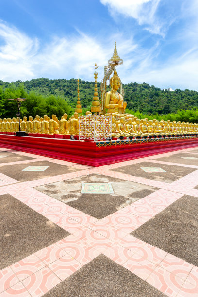 玛察布察佛教纪念公园的金佛和1250个弟子塑像是在大时期修建的。图片下载