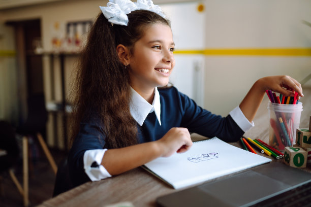 时髦的女学生在家在线学习功课。Self-isolation图片下载
