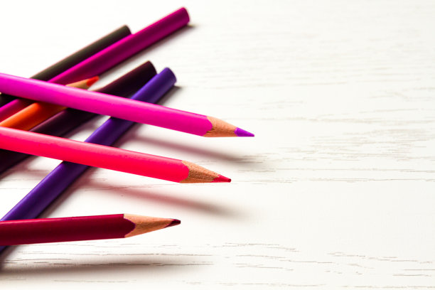 彩色铅笔放在一张白色的木桌上图片下载