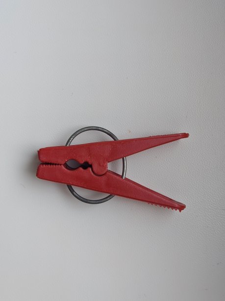 白色背景上的衣夹特写镜头图片下载