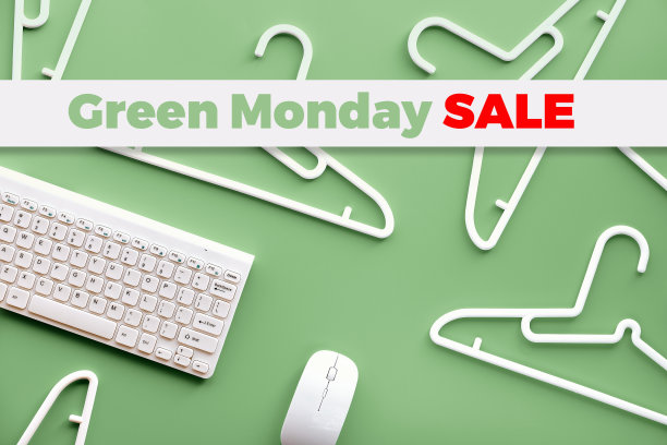 绿色星期一销售文字绿色背景与塑料衣架，键盘和电脑鼠标图片下载