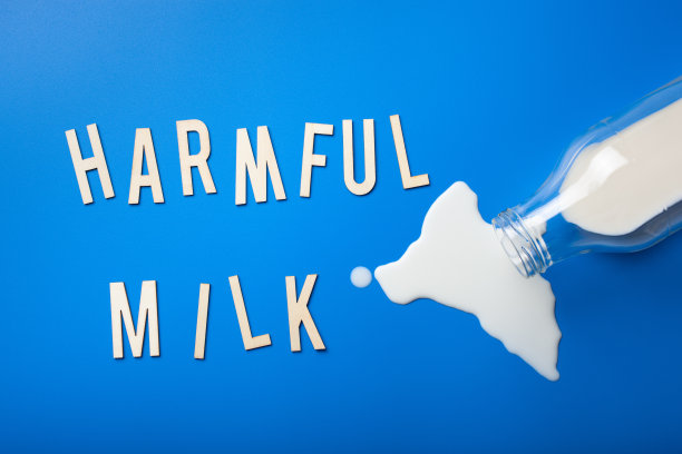 有害牛奶字文字字母乳糖不耐受过敏。牛奶飞溅。避免危险的乳制品图片下载