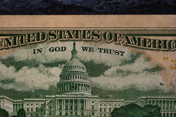 对50美元纸币的细节进行选择性聚焦。紧盯钞票宏观细节，孤立美元。世界货币概念，通货膨胀和经济概念图片下载