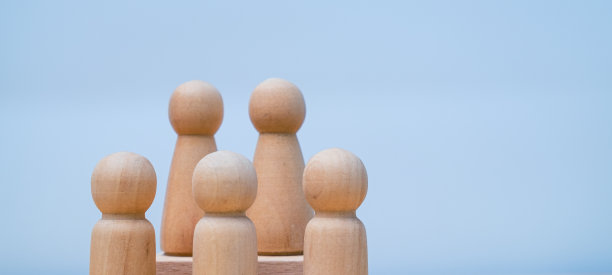 一群木制玩具人站在一起。公司团队合作理念与文案空间图片下载