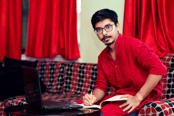 年轻的商人在家工作图片下载