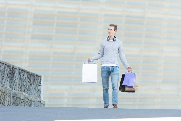 拿着购物袋的年轻人图片下载