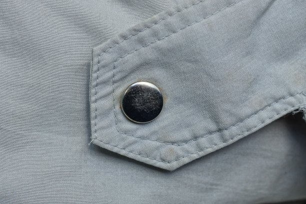 一个灰色磨损的金属铆钉图片下载