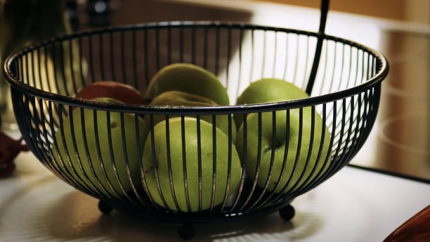 一个金属篮子里的苹果图片下载