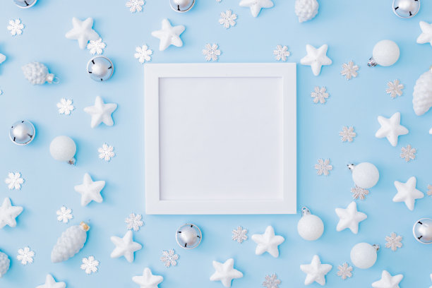白色框架模型与圣诞装饰在蓝色的背景图片下载