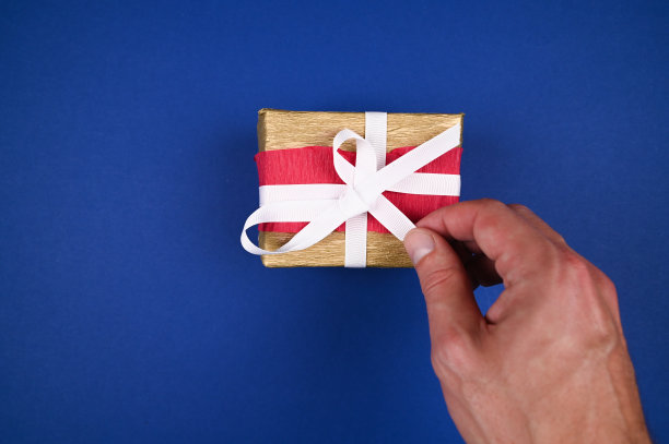 手打开一个新年礼物特写图片下载