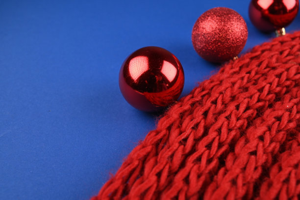 温暖的围巾和圣诞舞会图片下载