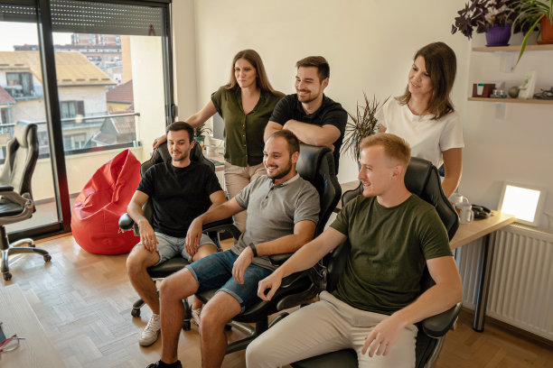 年轻的商人们在他们的新办公室里头脑风暴图片下载