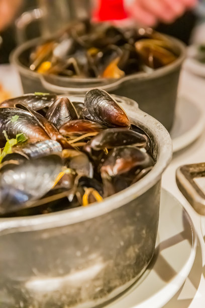 白葡萄酒贻贝与香草炖海鲜菜肴图片下载