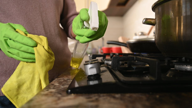 女孩洗煤气炉特写图片下载