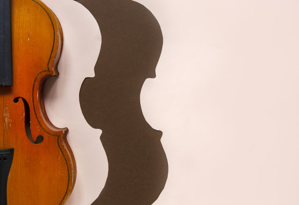 旧小提琴在轻纸背景与剪纸小提琴剪影。顶视图,特写。图片下载