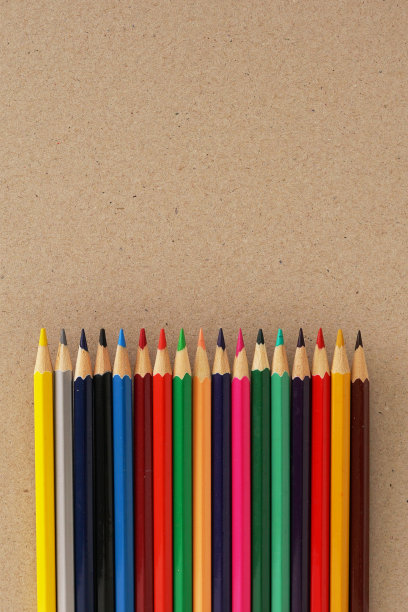 软木背景上的彩色铅笔。复制空间，平铺，模拟，顶视图。图片下载