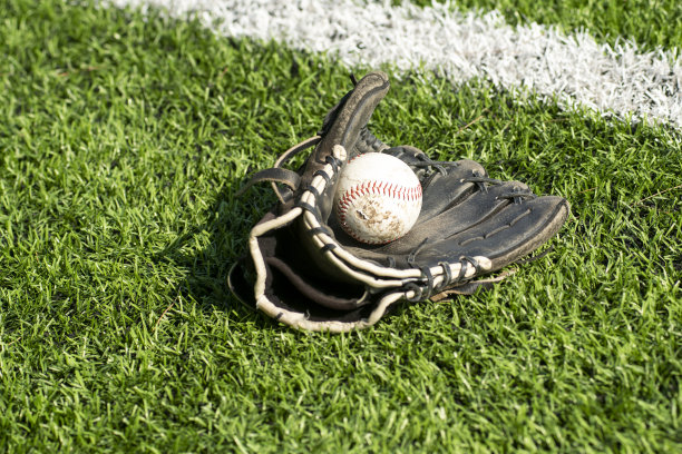 棒球手套和草地上的球图片下载
