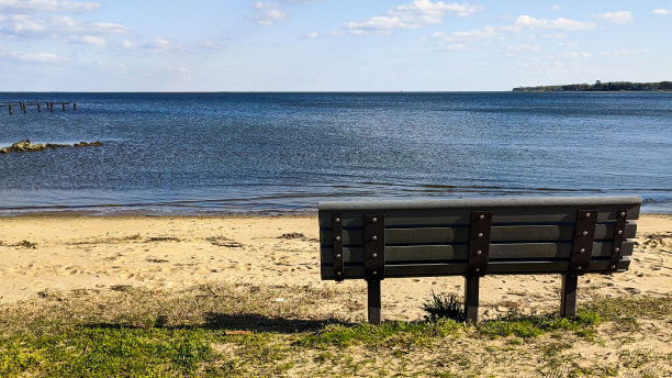 切萨皮克湾南河沙滩上的空长椅图片下载
